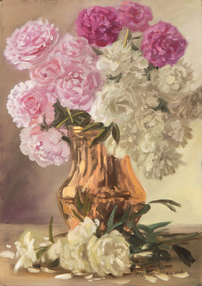 Růžové a bílé pivoňky v měděné váze